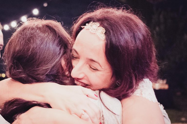 Novia abrazándose a su amiga - Fotografía de Boda