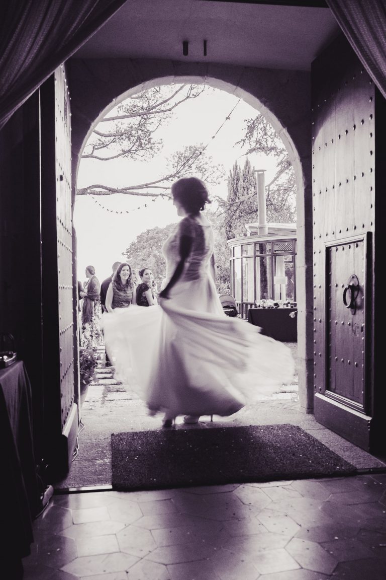 Novia dando vueltas con su vestido de novia al vuelo - Fotografía de bodas