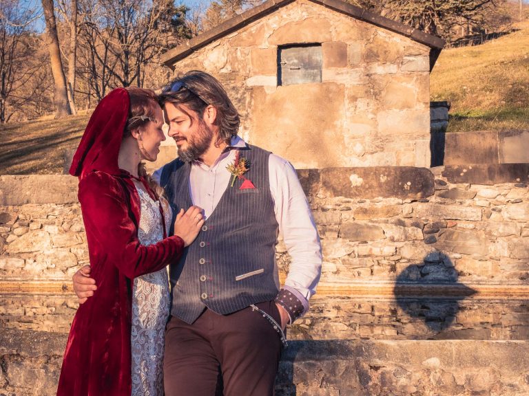 Pareja recién casada juntando sus frentes al atardecer - Fotografía de bodas
