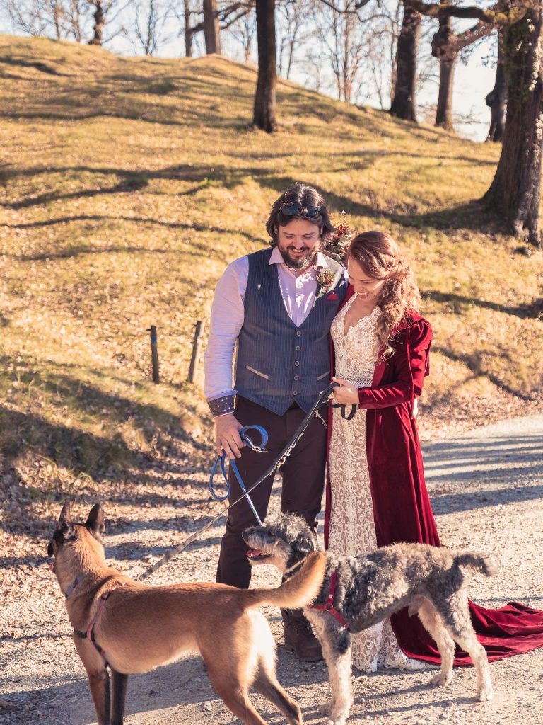 Pareja de casada paseando sus perros - Fotografía de boda