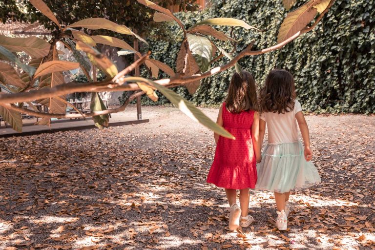 Dos niñas andando cogidas de la mano - Fotografía de Cumpleaños infantil