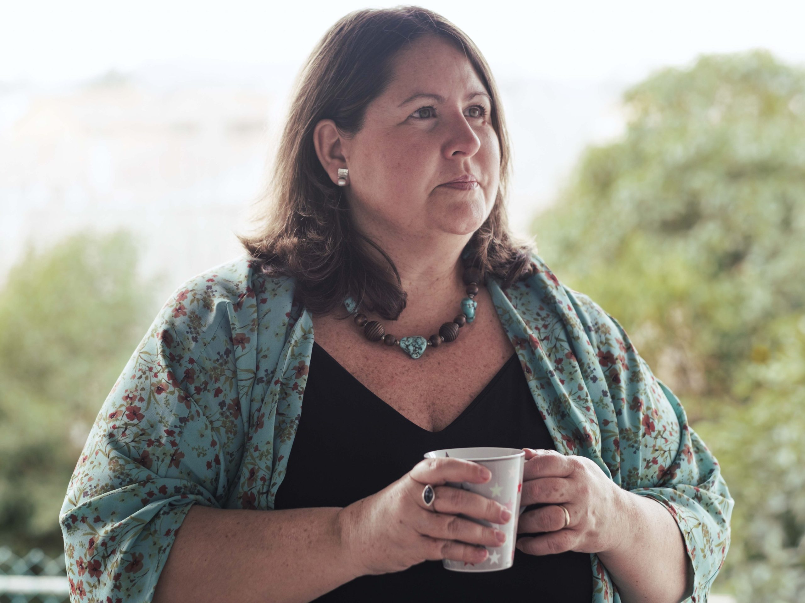 Marta Larraz consultora de marca personal sosteniendo una taza