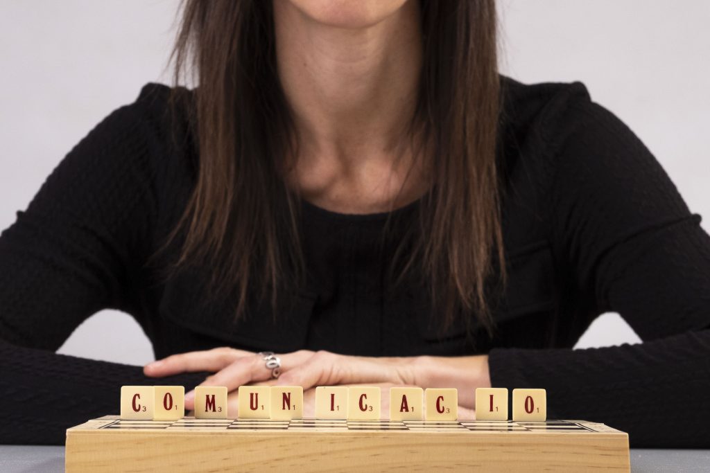 Fotografía de marca personal de la escritora Laia Fàbregas en las que se lee la palabra comunicació