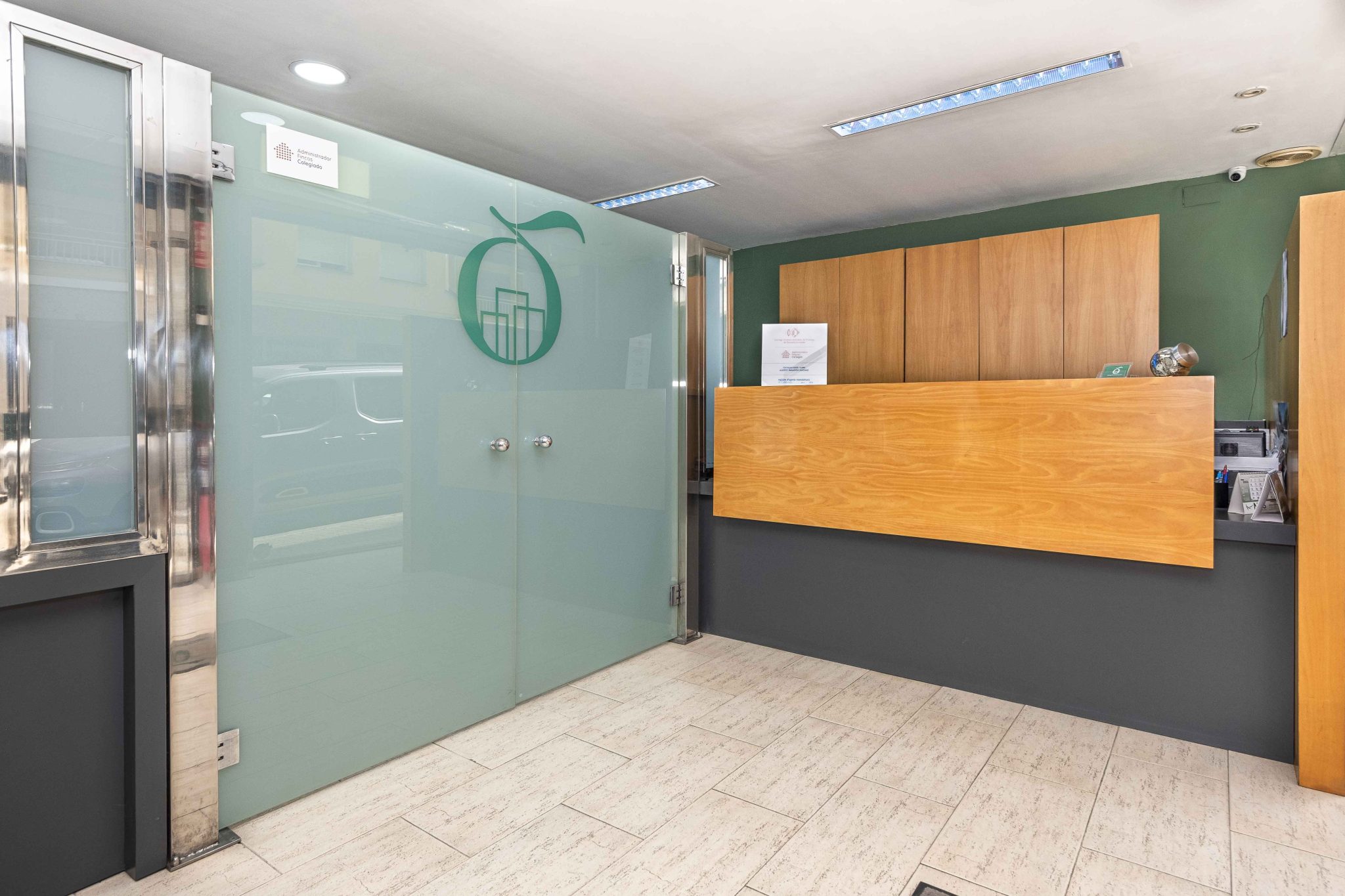 Fotografía profesional de negocios de diferentes servicios de Finques Badalona