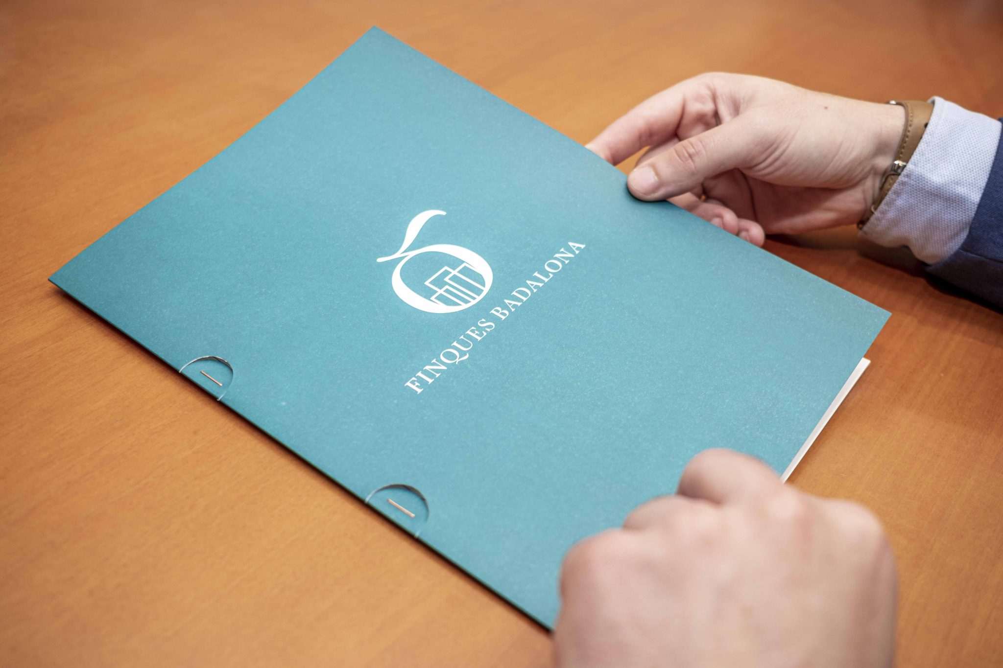 Fotografía profesional de negocios de diferentes servicios de Finques Badalona