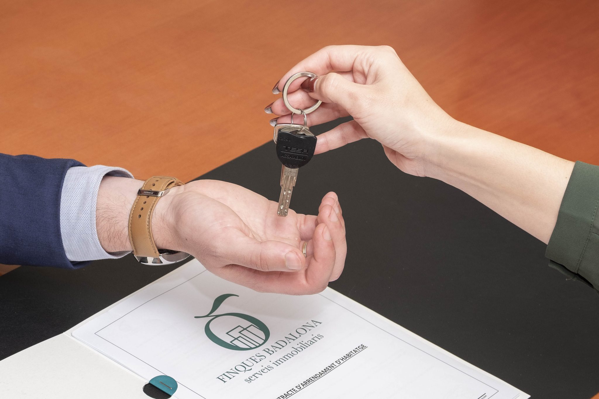 Fotografía profesional de negocios de diferentes servicios de Finques Badalona
