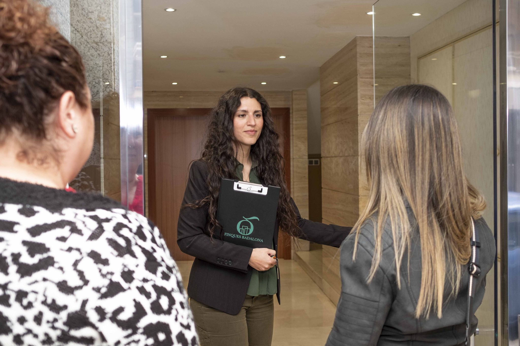 Fotografía profesional de negocios de diferentes servicios de Finques Badalona