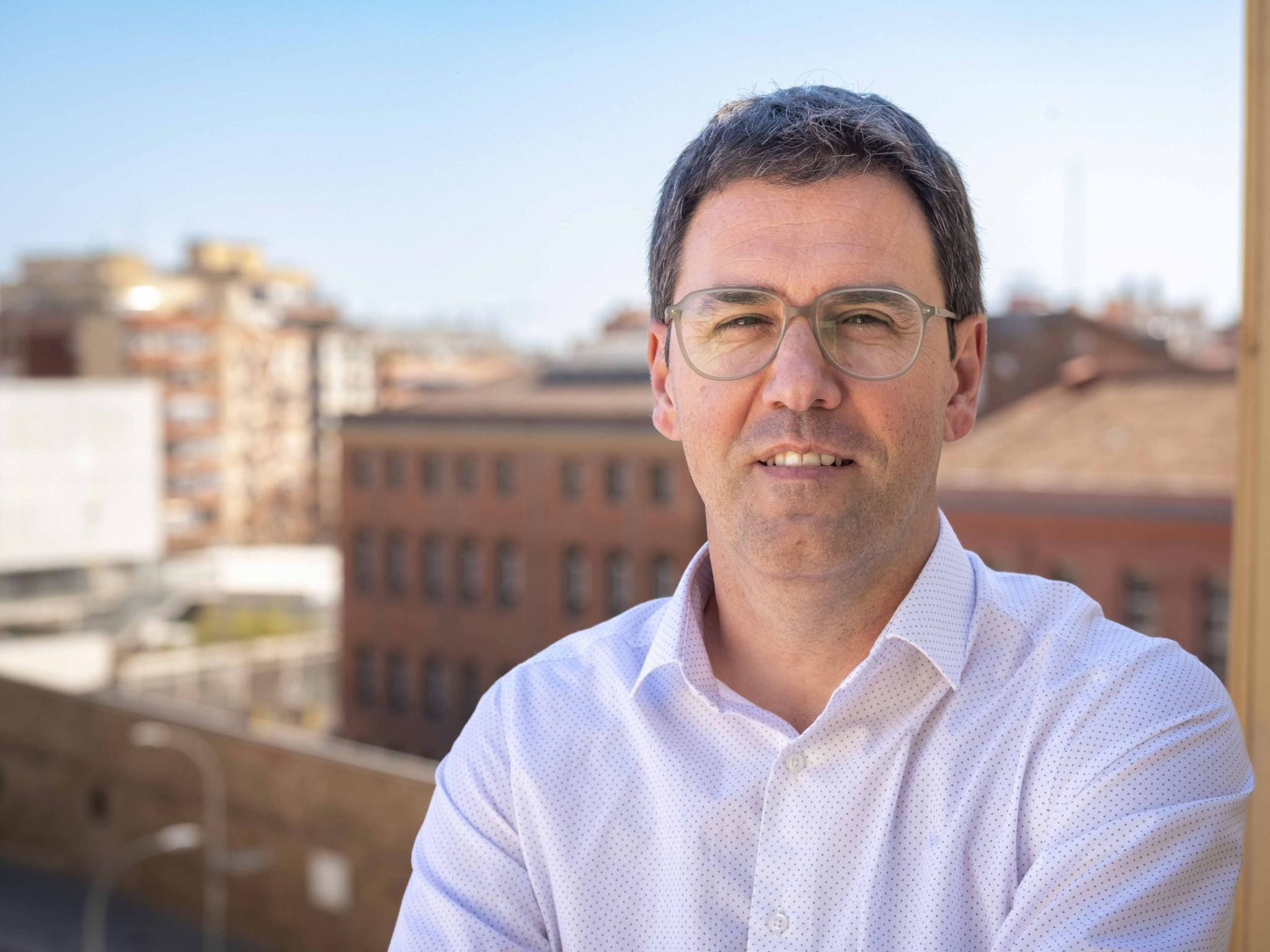 Andreu Sánchez abogado de riesgos laborales mirando a cámara